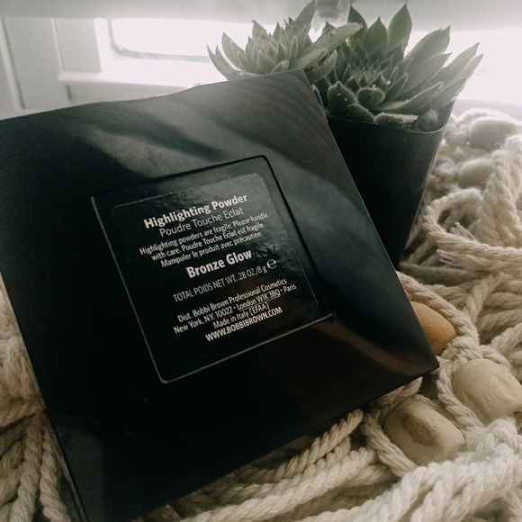 Bobbi Brown Highlighting Powder - Picture 3 of 3